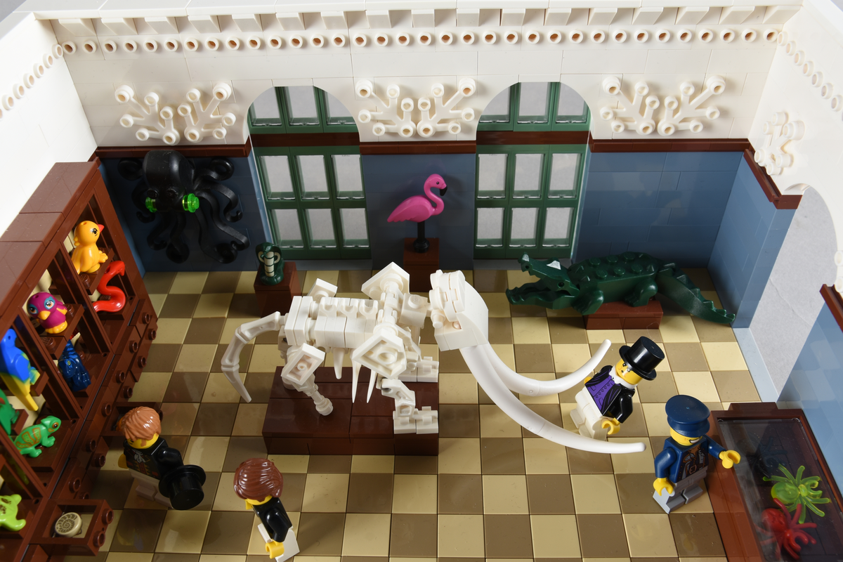 Tablået er bygget av Lego i diverse farger. Scene med fire mennesker i et naturaliekabinett. Dresden, 1. september 1823. Det kongelige naturaliekabinettet.