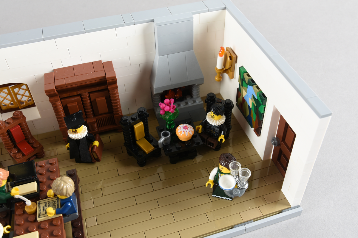 Tablået er bygget av Lego i diverse farger. Scene med seks mennesker i en dagligstue hvor bibelen ble oversatt og produsert på dansk. København 1547, Biskop Peder Palladius’ hus.