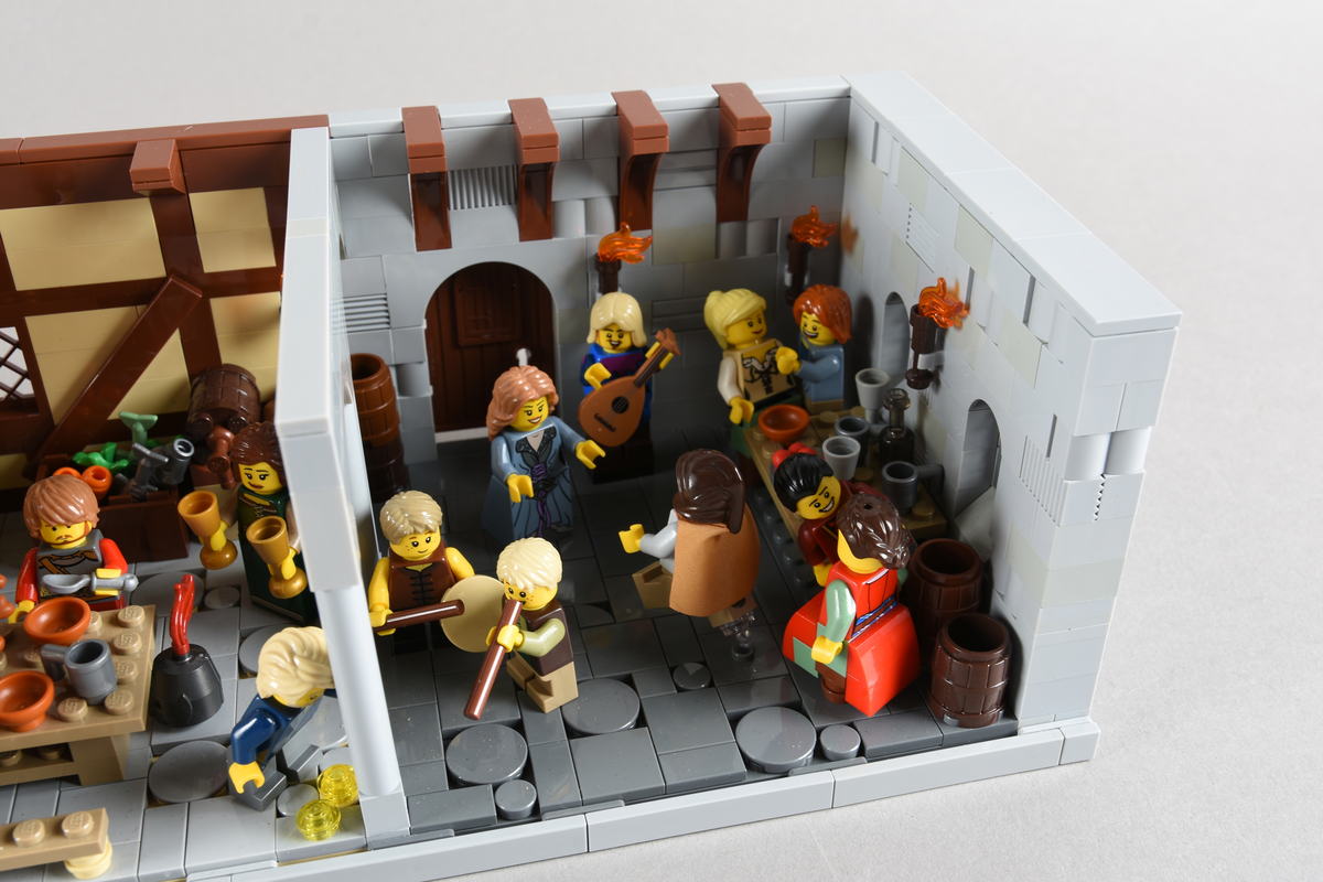 Tablået er bygget av Lego i diverse farger, satt sammen til å forestille to forskjellige scener på et vertshus i Paris, ca. 1265.