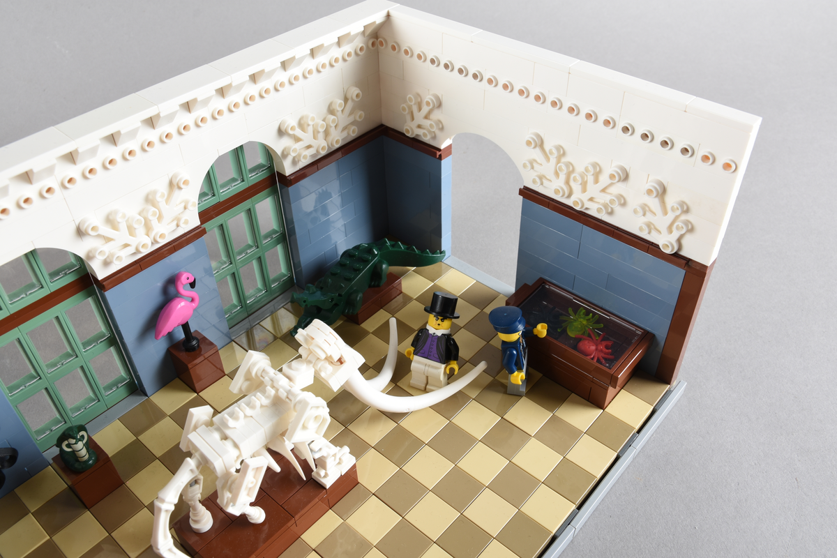 Tablået er bygget av Lego i diverse farger. Scene med fire mennesker i et naturaliekabinett. Dresden, 1. september 1823. Det kongelige naturaliekabinettet.
