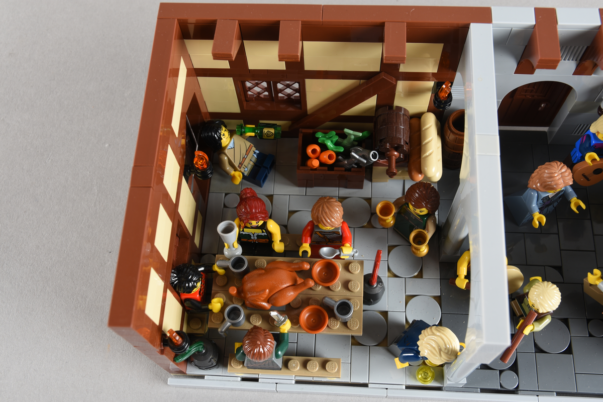 Tablået er bygget av Lego i diverse farger, satt sammen til å forestille to forskjellige scener på et vertshus i Paris, ca. 1265.