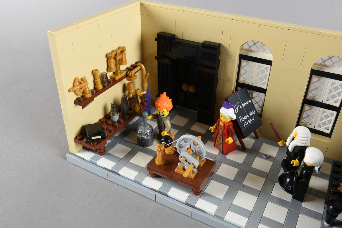 Tablået er bygget av Lego i diverse farger. Scene med fire mennesker i et laboratorium. Leiden, vinteren 1759, Pieter van Musschenbroeks laboratorium.
