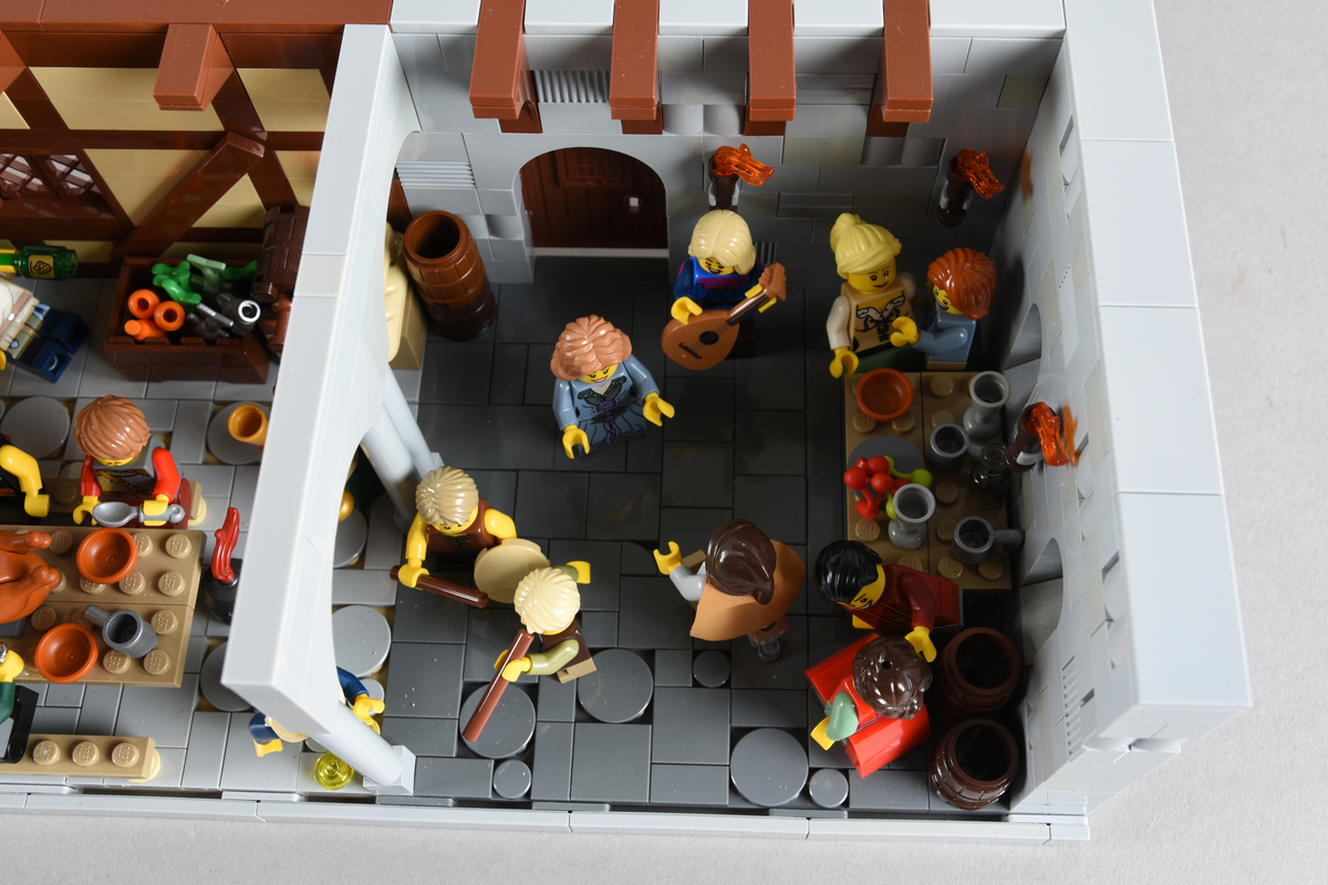 Tablået er bygget av Lego i diverse farger, satt sammen til å forestille to forskjellige scener på et vertshus i Paris, ca. 1265.