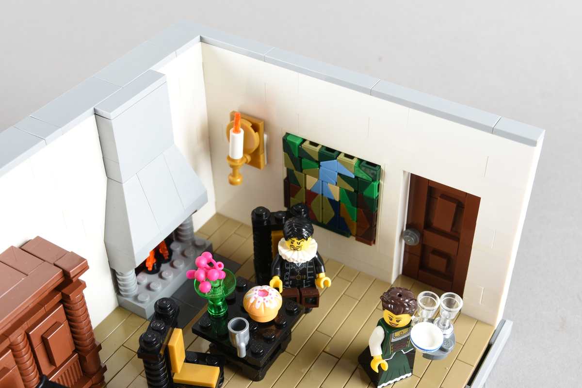 Tablået er bygget av Lego i diverse farger. Scene med seks mennesker i en dagligstue hvor bibelen ble oversatt og produsert på dansk. København 1547, Biskop Peder Palladius’ hus.
