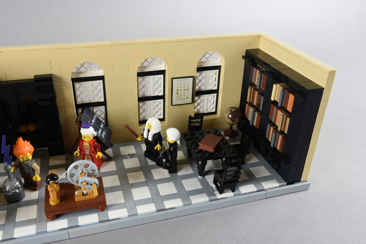 Tablået er bygget av Lego i diverse farger. Scene med fire mennesker i et laboratorium. Leiden, vinteren 1759, Pieter van Musschenbroeks laboratorium.