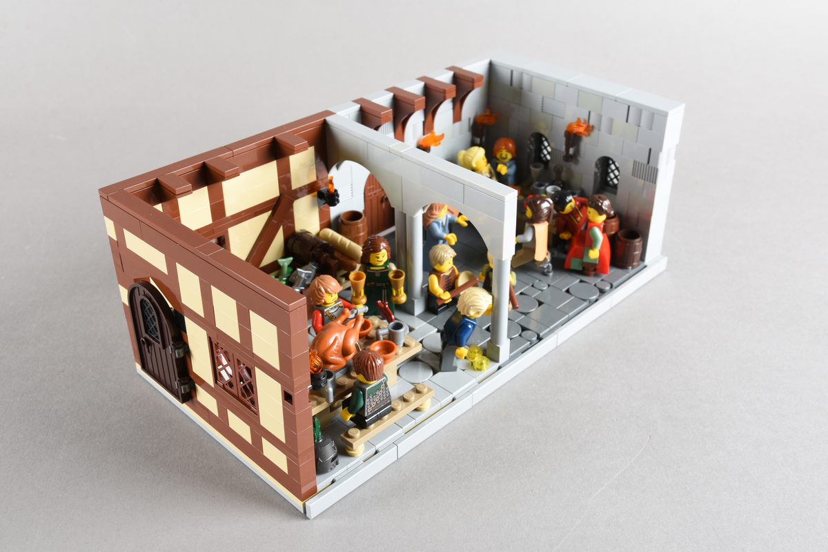 Tablået er bygget av Lego i diverse farger, satt sammen til å forestille to forskjellige scener på et vertshus i Paris, ca. 1265.