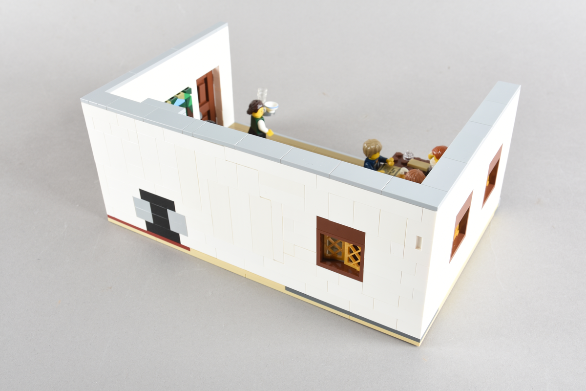 Tablået er bygget av Lego i diverse farger. Scene med seks mennesker i en dagligstue hvor bibelen ble oversatt og produsert på dansk. København 1547, Biskop Peder Palladius’ hus.