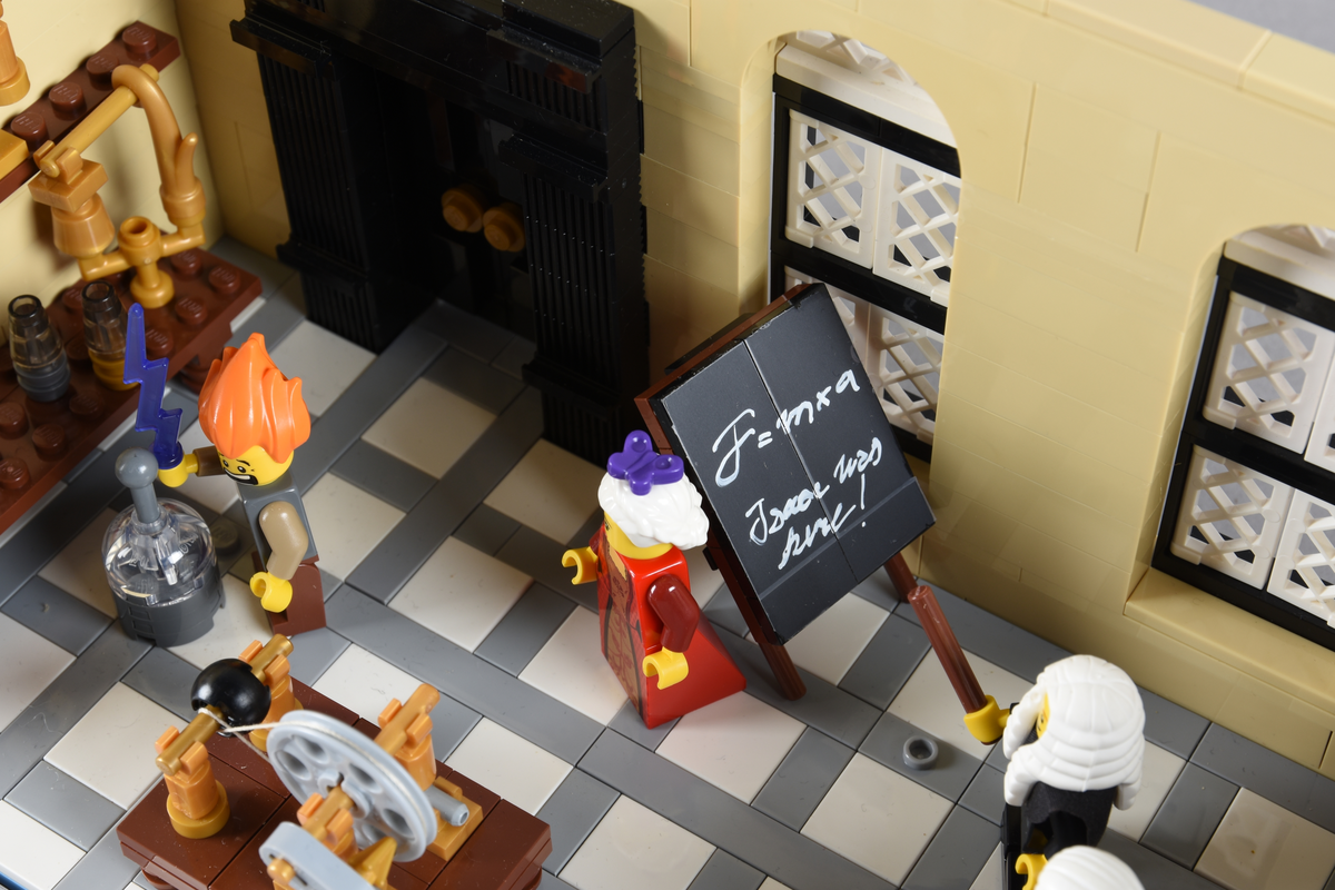 Tablået er bygget av Lego i diverse farger. Scene med fire mennesker i et laboratorium. Leiden, vinteren 1759, Pieter van Musschenbroeks laboratorium.
