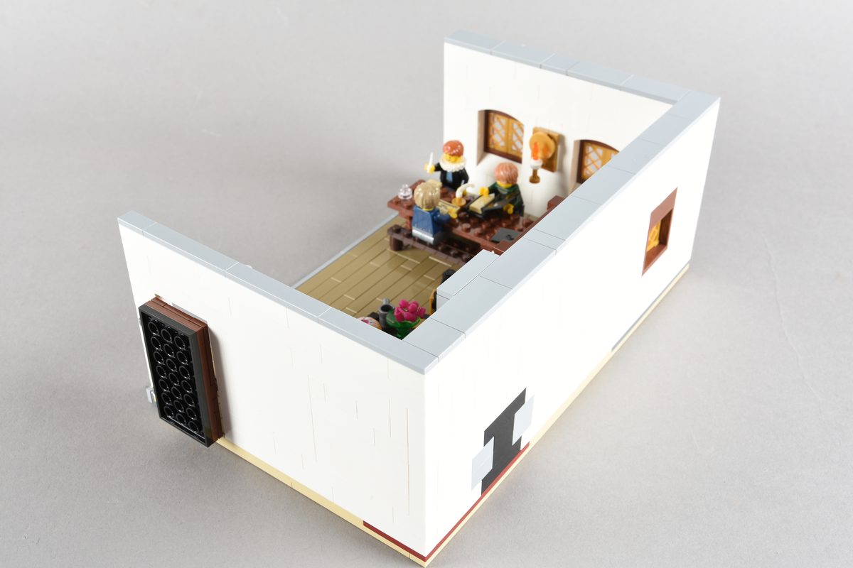Tablået er bygget av Lego i diverse farger. Scene med seks mennesker i en dagligstue hvor bibelen ble oversatt og produsert på dansk. København 1547, Biskop Peder Palladius’ hus.