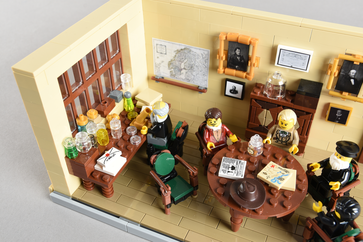 Tablået er bygget av Lego i diverse farger. Scene med fem mennesker i en skildring av det vitenskapelige miljøet ved Bergens Museum. Bergen 1886, Direksjonsværelset, Bergens Museum.