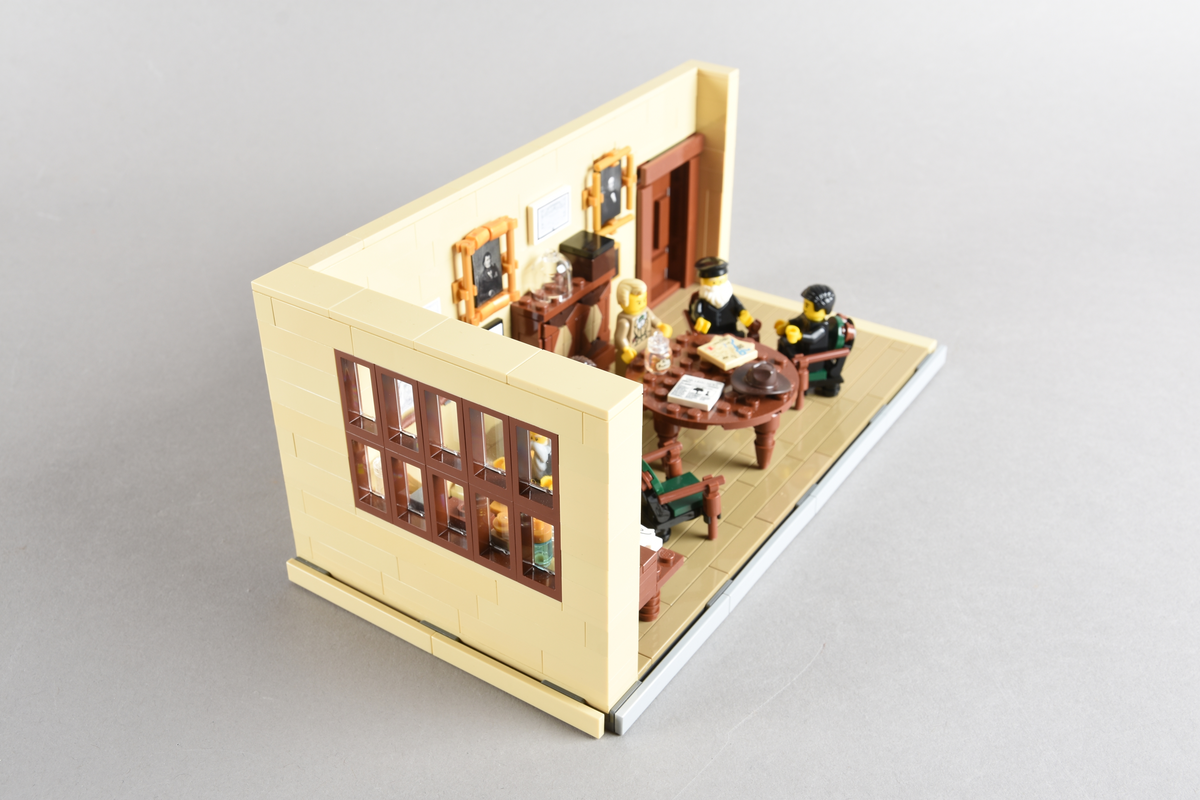 Tablået er bygget av Lego i diverse farger. Scene med fem mennesker i en skildring av det vitenskapelige miljøet ved Bergens Museum. Bergen 1886, Direksjonsværelset, Bergens Museum.