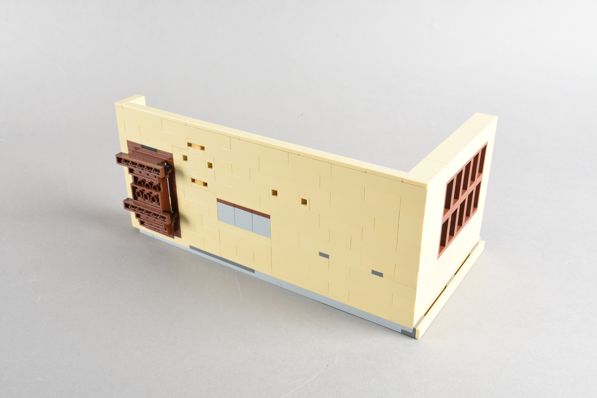 Tablået er bygget av Lego i diverse farger. Scene med fem mennesker i en skildring av det vitenskapelige miljøet ved Bergens Museum. Bergen 1886, Direksjonsværelset, Bergens Museum.