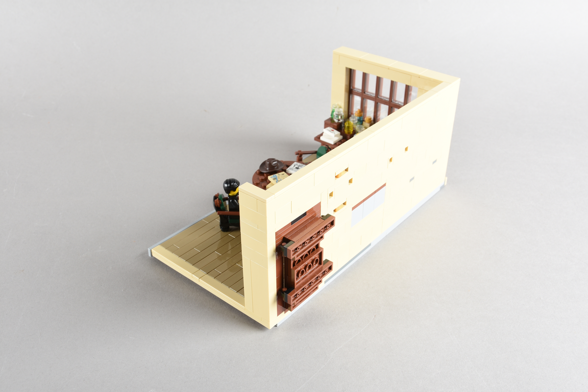 Tablået er bygget av Lego i diverse farger. Scene med fem mennesker i en skildring av det vitenskapelige miljøet ved Bergens Museum. Bergen 1886, Direksjonsværelset, Bergens Museum.
