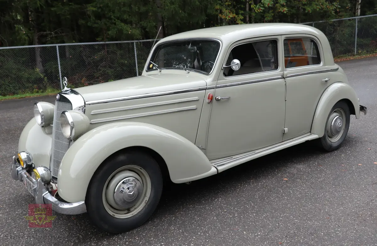 Mercedes-Benz 170 Sb. Grå 4-dørs sedan personbil med grått og grønt interiør. Bilen har en bensin drevet 4-sylindret 4-takt forbrenningsmotor (M136), med et sylindervolum på 1767 cm3 og en ytelse på 52 HK/38 Kw. Motornummeret er 2785/53.  Solex 32 PBJ forgasser. 4-trinns manuell girkasse med spak på rattstammen. To aksler med drift på bakre. Fem sitteplasser. Kilometerstand er ca. 150 000. km. 

Bilen har patina, lakk er ganske bra (omlakkert), har dårlig krom på lamper og lister osv.
Innvendig bærer den preg av bruk, med slitte tepper/matter i gulv, taktrekket har rifter og er misfarget, førersete er reparert. Det medfølger vinterdekk og takgrind, samt noe ekstra deler.
Teknisk fungerer bilen, den starter og går, kjørbar, men i behov for noe ettersyn, vedlikehold og reparasjoner hvis den skal holdes i kjørbar stand framover.