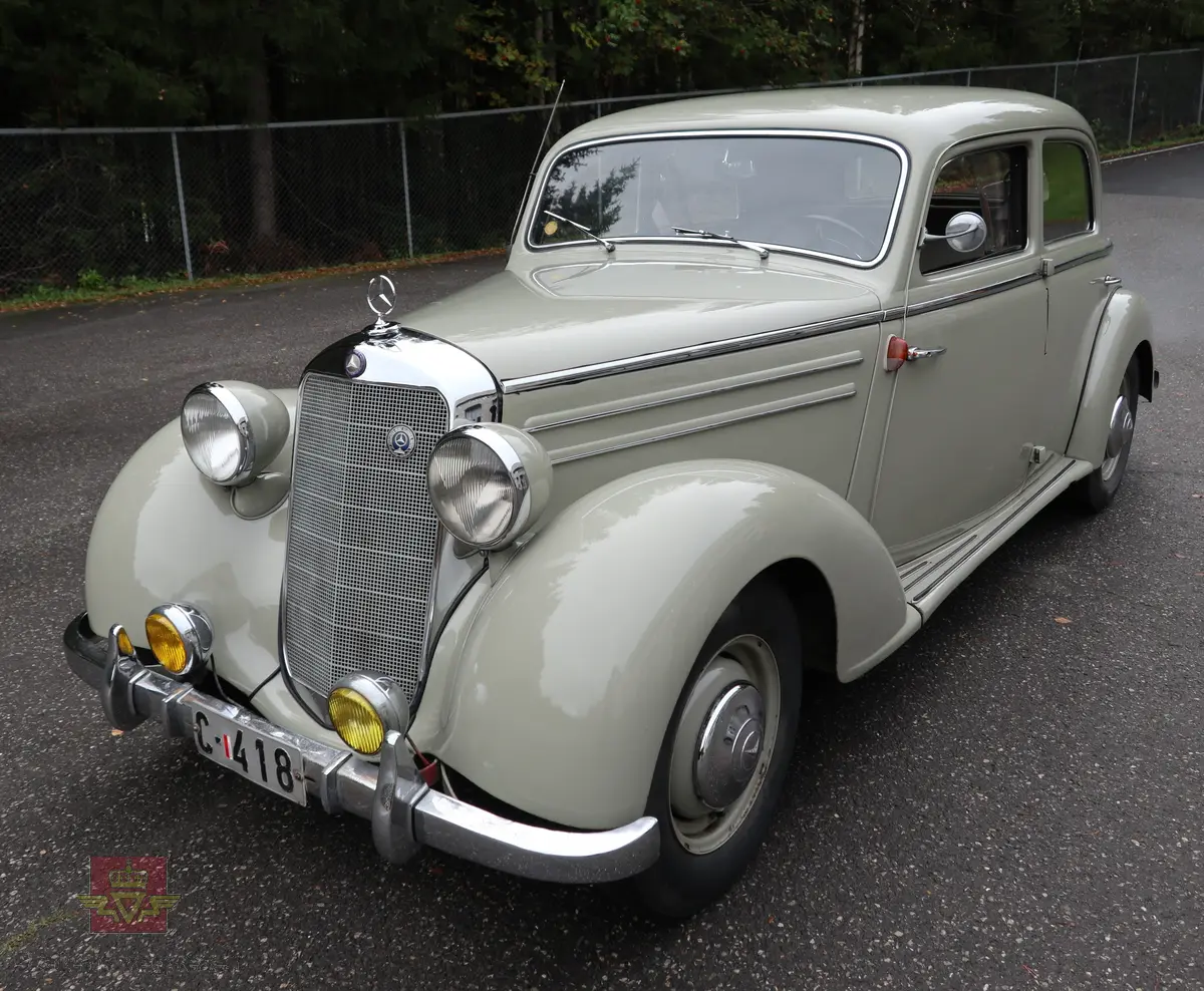 Mercedes-Benz 170 Sb. Grå 4-dørs sedan personbil med grått og grønt interiør. Bilen har en bensin drevet 4-sylindret 4-takt forbrenningsmotor (M136), med et sylindervolum på 1767 cm3 og en ytelse på 52 HK/38 Kw. Motornummeret er 2785/53.  Solex 32 PBJ forgasser. 4-trinns manuell girkasse med spak på rattstammen. To aksler med drift på bakre. Fem sitteplasser. Kilometerstand er ca. 150 000. km. 

Bilen har patina, lakk er ganske bra (omlakkert), har dårlig krom på lamper og lister osv.
Innvendig bærer den preg av bruk, med slitte tepper/matter i gulv, taktrekket har rifter og er misfarget, førersete er reparert. Det medfølger vinterdekk og takgrind, samt noe ekstra deler.
Teknisk fungerer bilen, den starter og går, kjørbar, men i behov for noe ettersyn, vedlikehold og reparasjoner hvis den skal holdes i kjørbar stand framover.