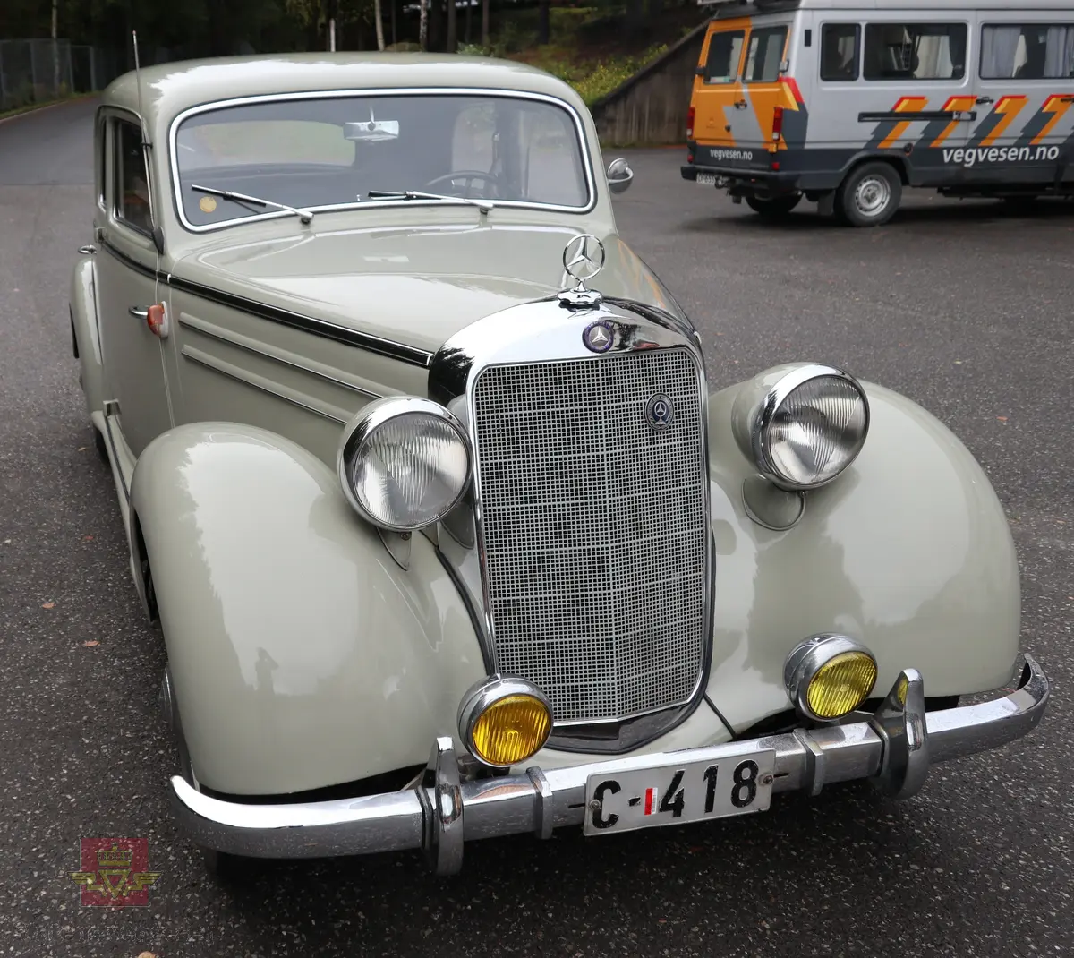 Mercedes-Benz 170 Sb. Grå 4-dørs sedan personbil med grått og grønt interiør. Bilen har en bensin drevet 4-sylindret 4-takt forbrenningsmotor (M136), med et sylindervolum på 1767 cm3 og en ytelse på 52 HK/38 Kw. Motornummeret er 2785/53.  Solex 32 PBJ forgasser. 4-trinns manuell girkasse med spak på rattstammen. To aksler med drift på bakre. Fem sitteplasser. Kilometerstand er ca. 150 000. km. 

Bilen har patina, lakk er ganske bra (omlakkert), har dårlig krom på lamper og lister osv.
Innvendig bærer den preg av bruk, med slitte tepper/matter i gulv, taktrekket har rifter og er misfarget, førersete er reparert. Det medfølger vinterdekk og takgrind, samt noe ekstra deler.
Teknisk fungerer bilen, den starter og går, kjørbar, men i behov for noe ettersyn, vedlikehold og reparasjoner hvis den skal holdes i kjørbar stand framover.