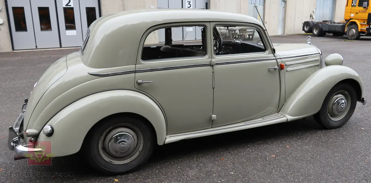 Mercedes-Benz 170 Sb. Grå 4-dørs sedan personbil med grått og grønt interiør. Bilen har en bensin drevet 4-sylindret 4-takt forbrenningsmotor (M136), med et sylindervolum på 1767 cm3 og en ytelse på 52 HK/38 Kw. Motornummeret er 2785/53.  Solex 32 PBJ forgasser. 4-trinns manuell girkasse med spak på rattstammen. To aksler med drift på bakre. Fem sitteplasser. Kilometerstand er ca. 150 000. km. 

Bilen har patina, lakk er ganske bra (omlakkert), har dårlig krom på lamper og lister osv.
Innvendig bærer den preg av bruk, med slitte tepper/matter i gulv, taktrekket har rifter og er misfarget, førersete er reparert. Det medfølger vinterdekk og takgrind, samt noe ekstra deler.
Teknisk fungerer bilen, den starter og går, kjørbar, men i behov for noe ettersyn, vedlikehold og reparasjoner hvis den skal holdes i kjørbar stand framover.