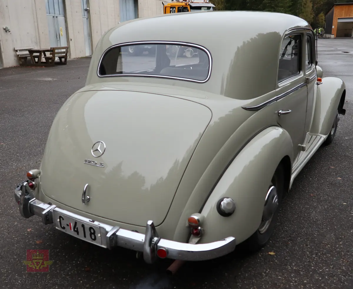 Mercedes-Benz 170 Sb. Grå 4-dørs sedan personbil med grått og grønt interiør. Bilen har en bensin drevet 4-sylindret 4-takt forbrenningsmotor (M136), med et sylindervolum på 1767 cm3 og en ytelse på 52 HK/38 Kw. Motornummeret er 2785/53.  Solex 32 PBJ forgasser. 4-trinns manuell girkasse med spak på rattstammen. To aksler med drift på bakre. Fem sitteplasser. Kilometerstand er ca. 150 000. km. 

Bilen har patina, lakk er ganske bra (omlakkert), har dårlig krom på lamper og lister osv.
Innvendig bærer den preg av bruk, med slitte tepper/matter i gulv, taktrekket har rifter og er misfarget, førersete er reparert. Det medfølger vinterdekk og takgrind, samt noe ekstra deler.
Teknisk fungerer bilen, den starter og går, kjørbar, men i behov for noe ettersyn, vedlikehold og reparasjoner hvis den skal holdes i kjørbar stand framover.