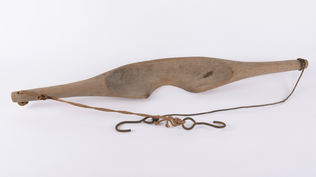 Vassåk av vanlig type. Hampetau og metallkrok på den ene siden. Den andre har et elastisk tau (i plastmateriale?) og metallkrok.