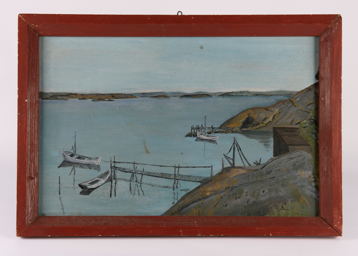 skjærgårdslandskap m/fortøyde robåter og rorbu