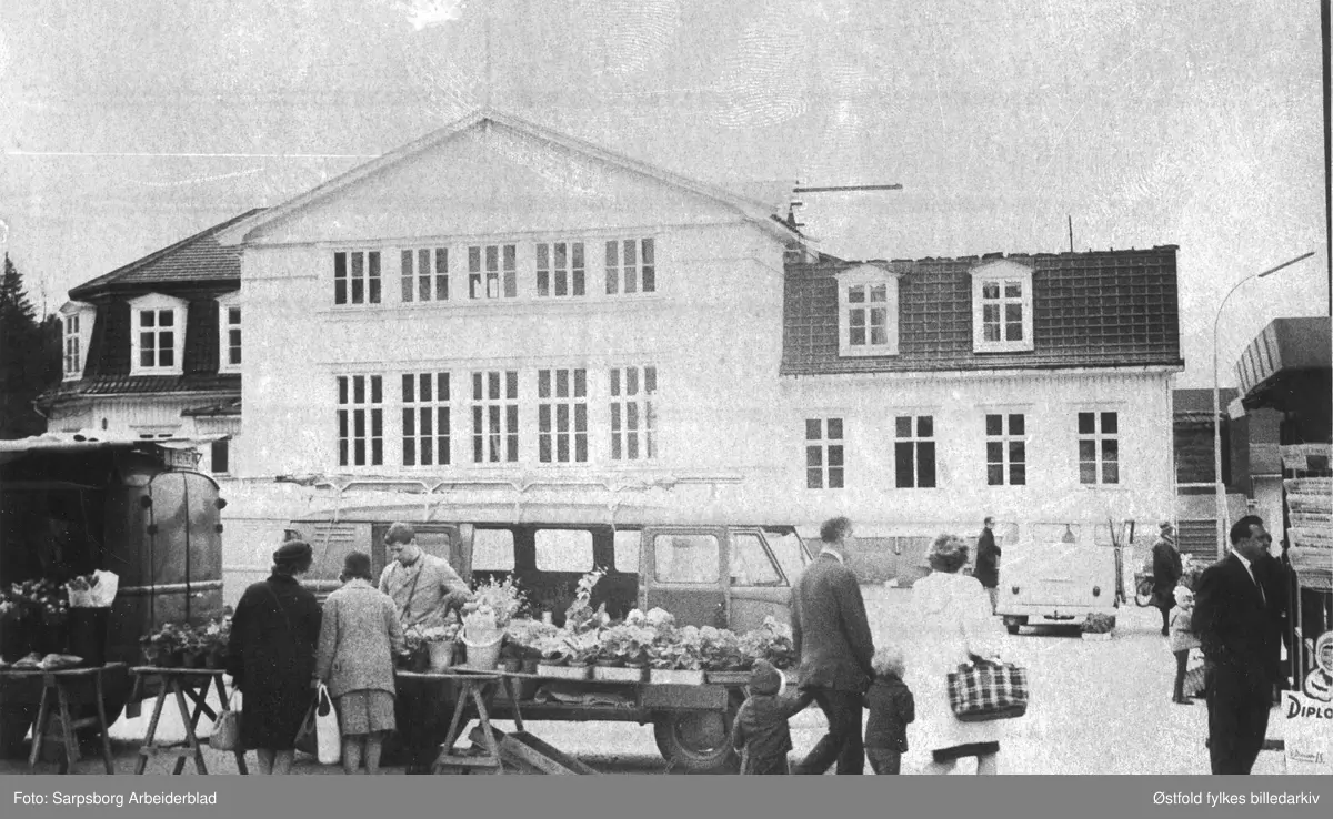 Torghandel på Sarpsborg torg. Domhuset (rettssal) før riving 1967.  Senere ble Sagahuset oppført på tomta.