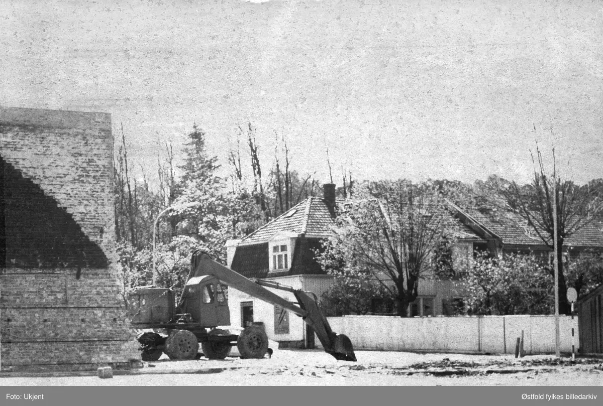 Kretsfengselet på Sarpsborg torg under riving i 1967.