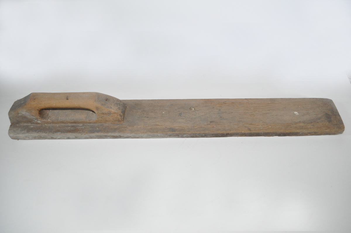 Mangelbräde i trä. 1773 E.O.S skuret på ovansidan.