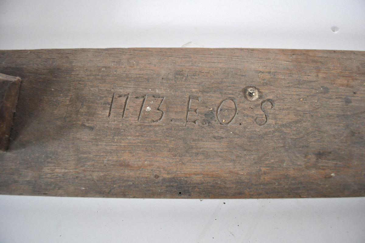 Mangelbräde i trä. 1773 E.O.S skuret på ovansidan.