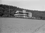 Ombergs turisthotell vid foten av det mytiska berget. Bilden har lämnat oss odaterad men kan bestämmas till tiden mellan hotellets utbyggnad 1897 och den förstörande branden 1912. Vi skriven omkring år 1900.