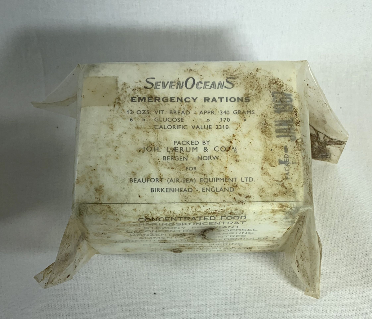 Denne gjenstanden er en nødrasjonspakke kalt "Seven Oceans Emergency Rations". Den inneholder 12 ounces vitaminberiket brød (ca. 340 gram) og seks glukoseblokker, med en samlet kaloriverdi på 2310 kcal. Rasjonen er pakket av Joh. Lærum & Co. i Bergen, Norge, for Beaufort (Air-Sea) Equipment Ltd., basert i Birkenhead, England. Emballasjen er en plastfolie med informasjon trykket på flere språk som beskriver innholdet som konsentrert mat (næringskonsentrat). Pakken er beregnet for overlevelse under nødsituasjoner til sjøs.