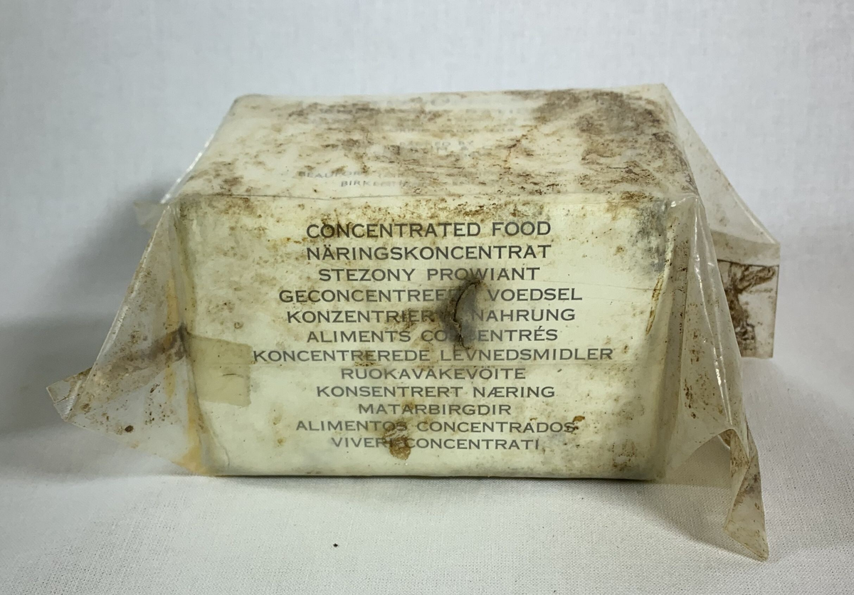 Denne gjenstanden er en nødrasjonspakke kalt "Seven Oceans Emergency Rations". Den inneholder 12 ounces vitaminberiket brød (ca. 340 gram) og seks glukoseblokker, med en samlet kaloriverdi på 2310 kcal. Rasjonen er pakket av Joh. Lærum & Co. i Bergen, Norge, for Beaufort (Air-Sea) Equipment Ltd., basert i Birkenhead, England. Emballasjen er en plastfolie med informasjon trykket på flere språk som beskriver innholdet som konsentrert mat (næringskonsentrat). Pakken er beregnet for overlevelse under nødsituasjoner til sjøs.