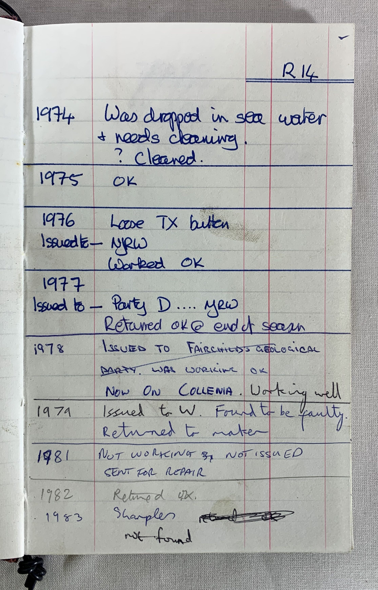 Loggbok, innbundet i et rødt omslag med påskriften "ZODIAC RADIOS + PB FLARES + RACAL RADIOS" på forsiden. Inneholder dokumentasjon av reparasjoner og bruk av forskjellige radioutstyr fra 1974 til 1983. Den inneholder detaljer om radioutstyr som har vært brukt av ulike team, med notater om problemer som defekte knapper, vanndamage og strømbrytere som trengte reparasjon. På baksiden av loggboken er det ingen tekst bortsett fra merket "Collins IDEAL 441" trykt i gull.