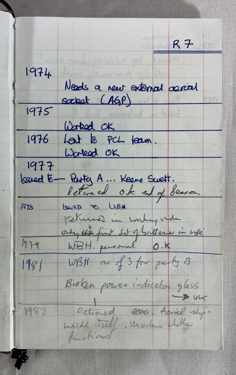 Loggbok, innbundet i et rødt omslag med påskriften "ZODIAC RADIOS + PB FLARES + RACAL RADIOS" på forsiden. Inneholder dokumentasjon av reparasjoner og bruk av forskjellige radioutstyr fra 1974 til 1983. Den inneholder detaljer om radioutstyr som har vært brukt av ulike team, med notater om problemer som defekte knapper, vanndamage og strømbrytere som trengte reparasjon. På baksiden av loggboken er det ingen tekst bortsett fra merket "Collins IDEAL 441" trykt i gull.
