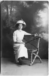 Vykort med ateljéporträtt av en kvinna. På baksidan står: "H