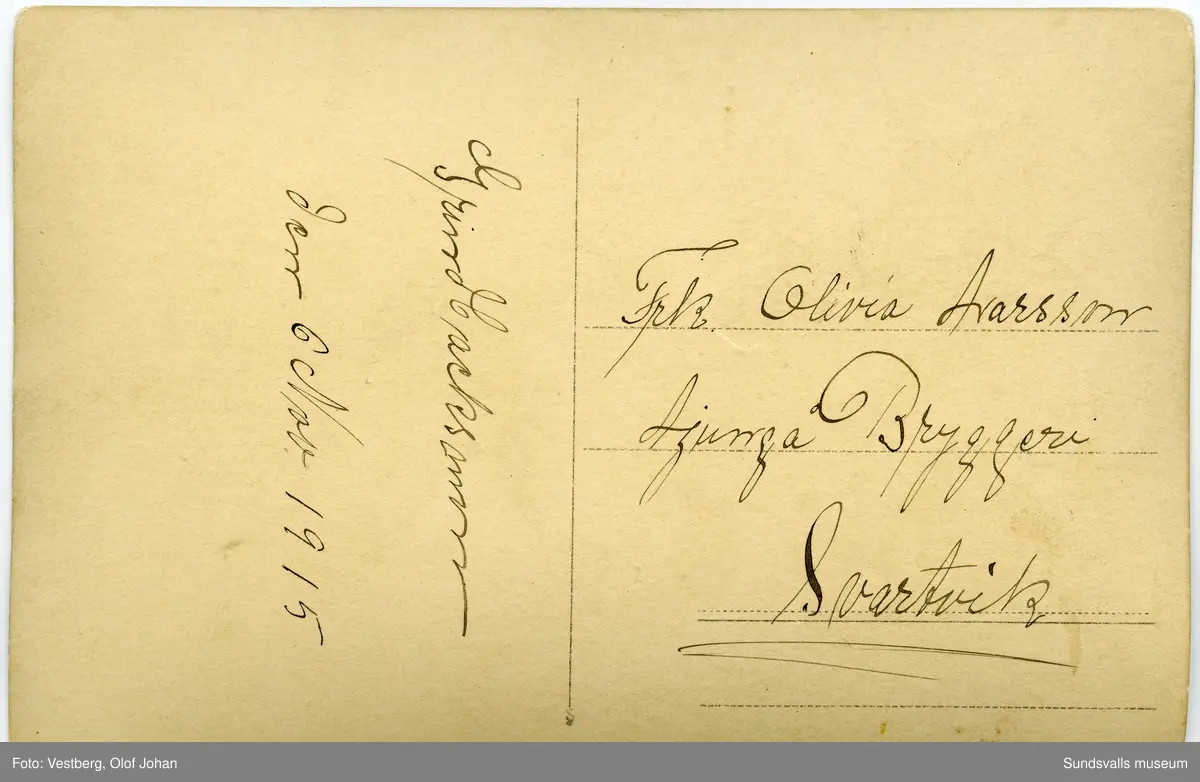 Vykort med ateljéporträtt av en kvinna. På baksidan står: "Grindbacksmon den 6 nov 1915". Ur en samling som tillhört Olivia Larsson, Svartvik.
