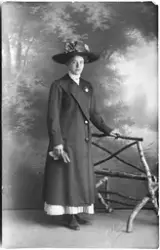 Vykort med ateljéporträtt av en kvinna. Ur en samling som ti