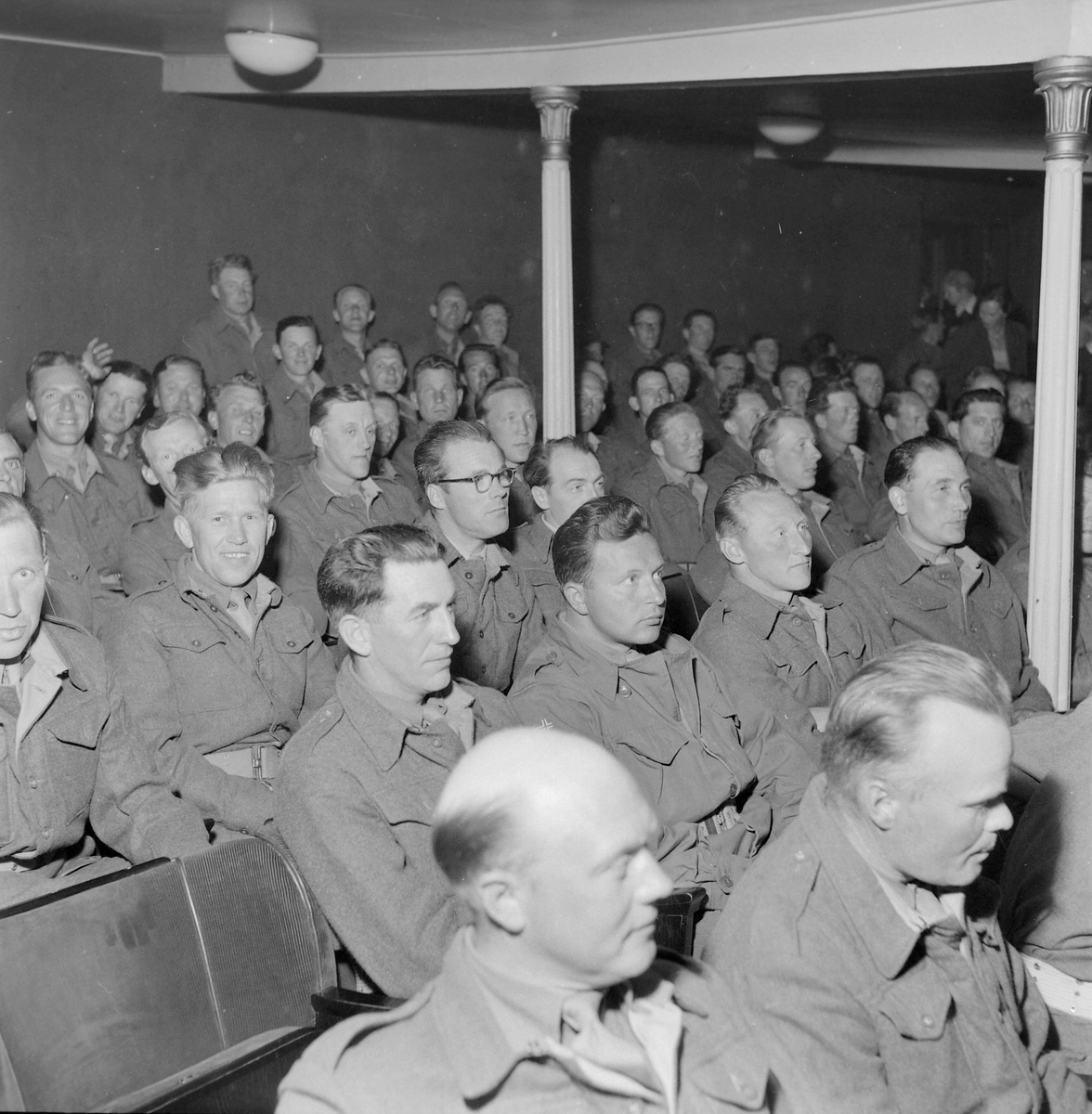 Militære ser på operette i Trøndelag Teater