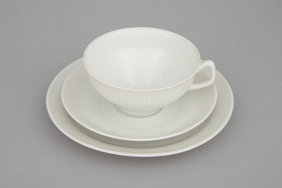 Servise med kaffekopp og skål, samt asjett. 

a) Kopp med tilhørende skål. Koppen er lav og vid med tynn hank. Koppen har lett utoverbrettet kant. Skålen har høye og avrundede kanter. Koppen er utvendig dekorert med rilller, skålen er innvendig dekorert. I bunnen av hver rille finnes en liten prikk.

b) Asjett. Flatt speil med oppadbrettede kanter. Kantene er dekorert med riller. I ytterkant av hver rille finnes en liten prikk.