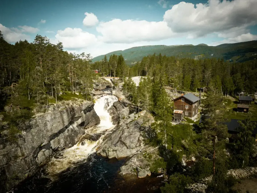 Eggedal Mølle og Klemmafossen, sett fra siden, bildet er tatt med drone.