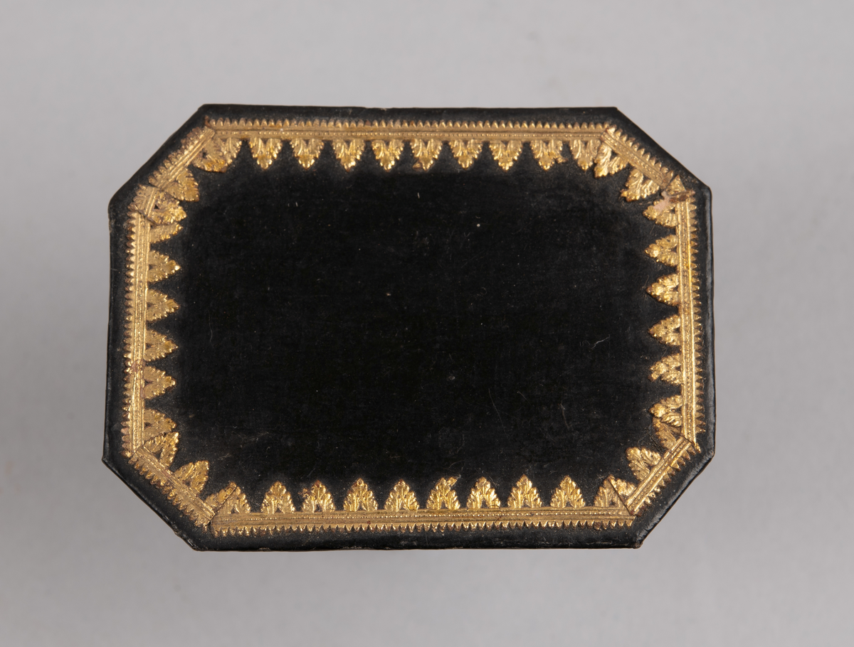 Bord til dukkehus. 8-kantet bordplate med gulldekor langs kanten. En dreid søylefot.