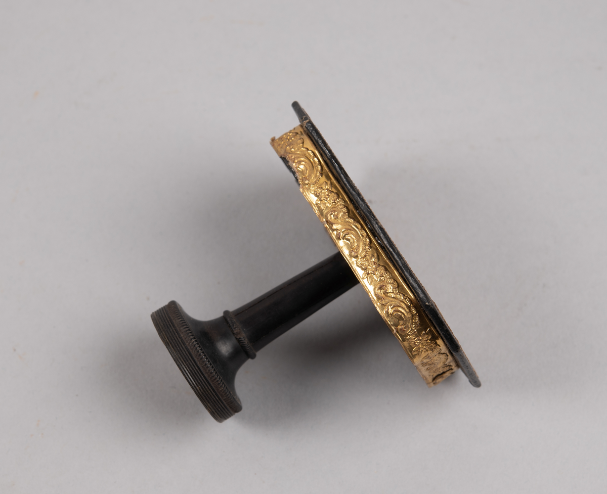 Bord til dukkehus. 8-kantet bordplate med gulldekor langs kanten. En dreid søylefot.