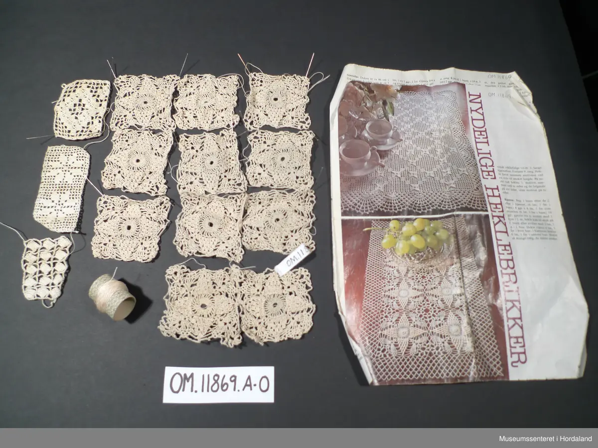 Kvadratisk, hekla stykke som truleg er tenkt samansett til eit større arbeid. Heklearbeidet er gjort i fint, kvitt bomulsgarn som er gulna av elde.
