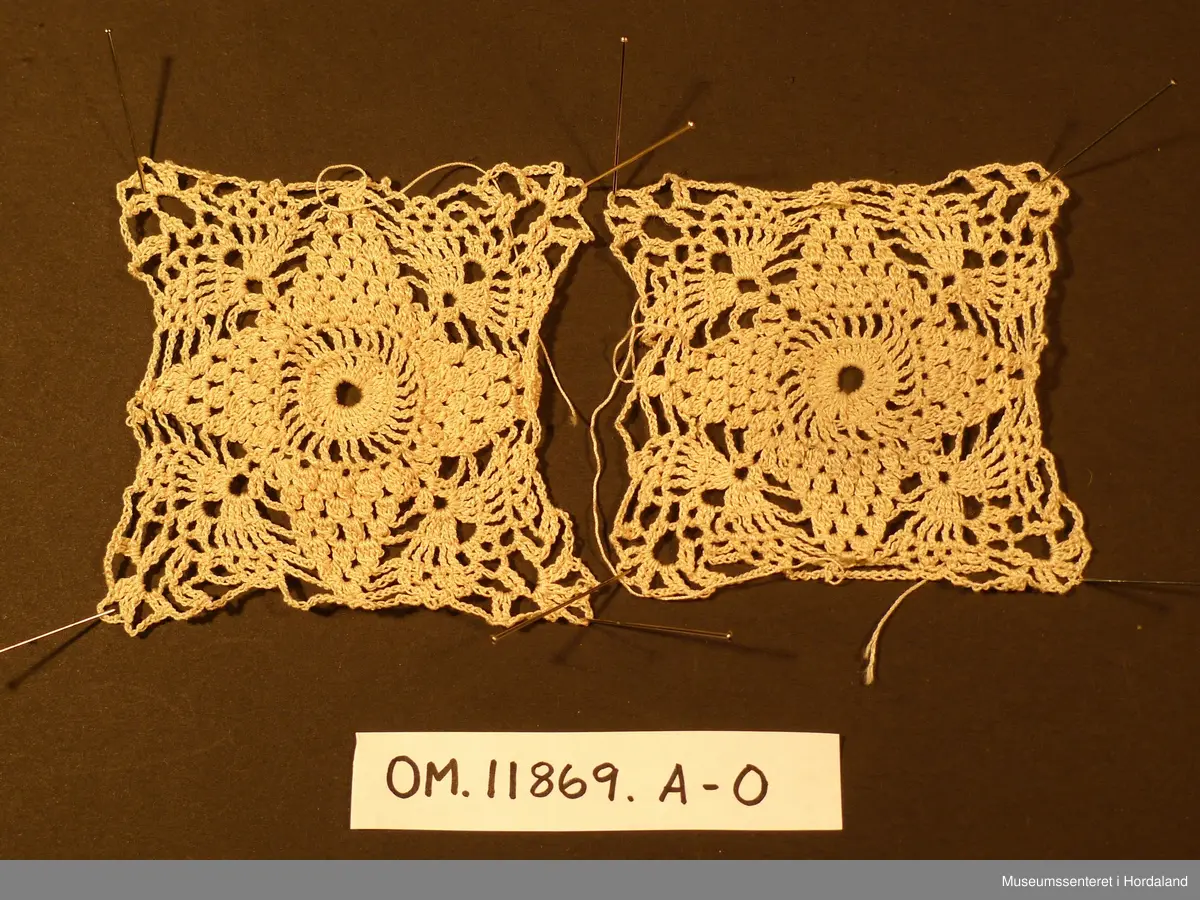 Kvadratisk, hekla stykke som truleg er tenkt samansett til eit større arbeid. Heklearbeidet er gjort i fint, kvitt bomulsgarn som er gulna av elde.
