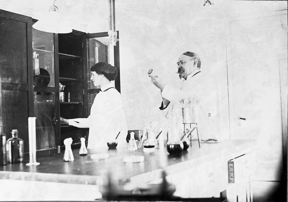 Dr. Olav Sopp og Hjørdis Sopp i laboratoriet på Kapp Melkefabrikk.