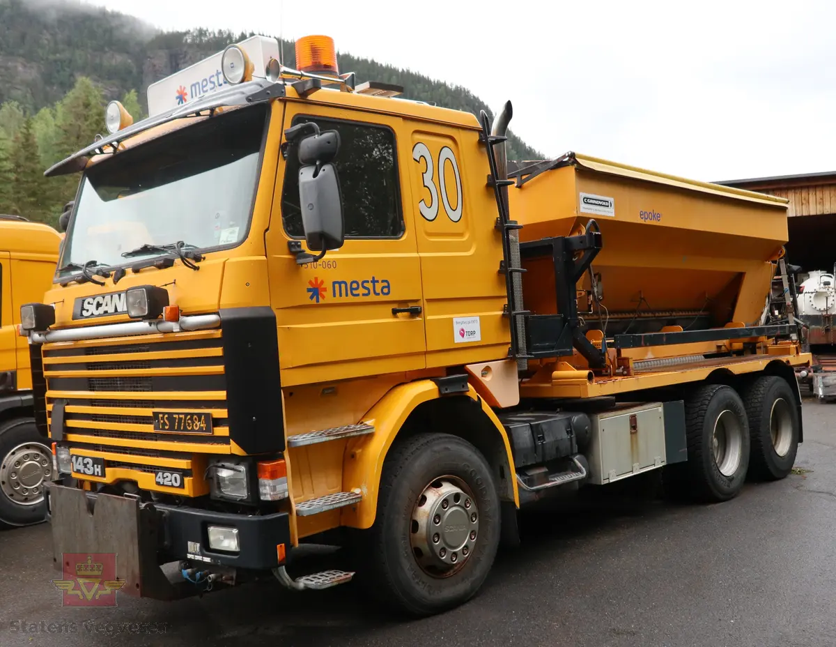 Scania R143HL tre-akslet lastebil, bygd med utstyr for salting og brøyting. Motoren er en dieseledrevet forbrenningsmotor med et slagvolum på 14000 cm3 og en ytelse på 309 KW (420 HK). Bilen er i hovedsak gul. Dekkdimensjon oppgitt i motorvognregisteret på aksel 1 er 315/80R X 22,5. og aksel 2 er 295/80R X 22,5 X 2 X 2. Antall seter er to. Merking fra bruker og produsenter.