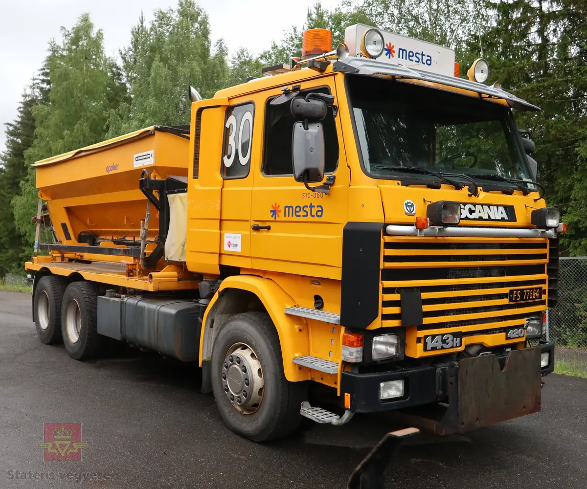 Scania R143HL tre-akslet lastebil, bygd med utstyr for salting og brøyting. Motoren er en dieseledrevet forbrenningsmotor med et slagvolum på 14000 cm3 og en ytelse på 309 KW (420 HK). Bilen er i hovedsak gul. Dekkdimensjon oppgitt i motorvognregisteret på aksel 1 er 315/80R X 22,5. og aksel 2 er 295/80R X 22,5 X 2 X 2. Antall seter er to. Merking fra bruker og produsenter.