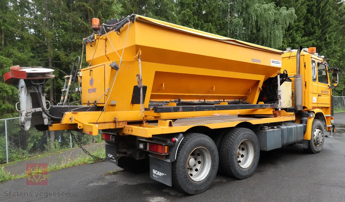 Scania R143HL tre-akslet lastebil, bygd med utstyr for salting og brøyting. Motoren er en dieseledrevet forbrenningsmotor med et slagvolum på 14000 cm3 og en ytelse på 309 KW (420 HK). Bilen er i hovedsak gul. Dekkdimensjon oppgitt i motorvognregisteret på aksel 1 er 315/80R X 22,5. og aksel 2 er 295/80R X 22,5 X 2 X 2. Antall seter er to. Merking fra bruker og produsenter.