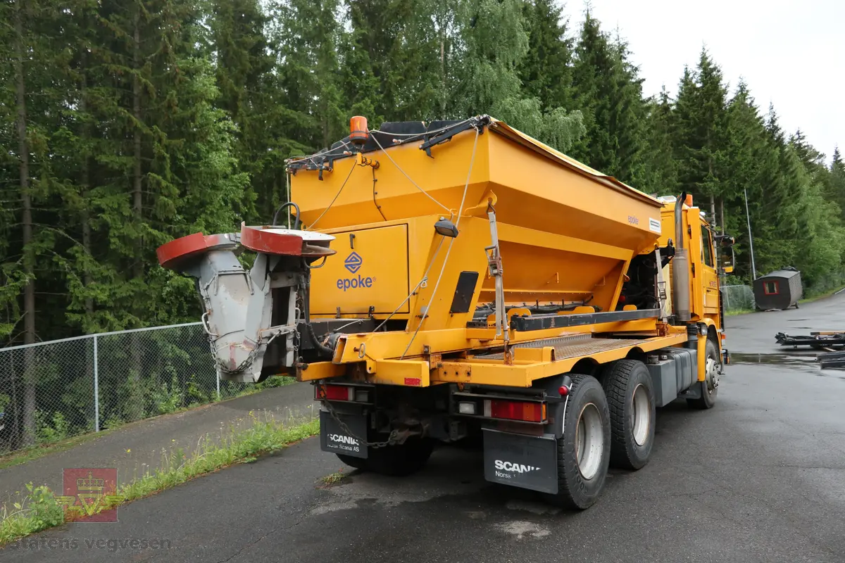 Scania R143HL tre-akslet lastebil, bygd med utstyr for salting og brøyting. Motoren er en dieseledrevet forbrenningsmotor med et slagvolum på 14000 cm3 og en ytelse på 309 KW (420 HK). Bilen er i hovedsak gul. Dekkdimensjon oppgitt i motorvognregisteret på aksel 1 er 315/80R X 22,5. og aksel 2 er 295/80R X 22,5 X 2 X 2. Antall seter er to. Merking fra bruker og produsenter.