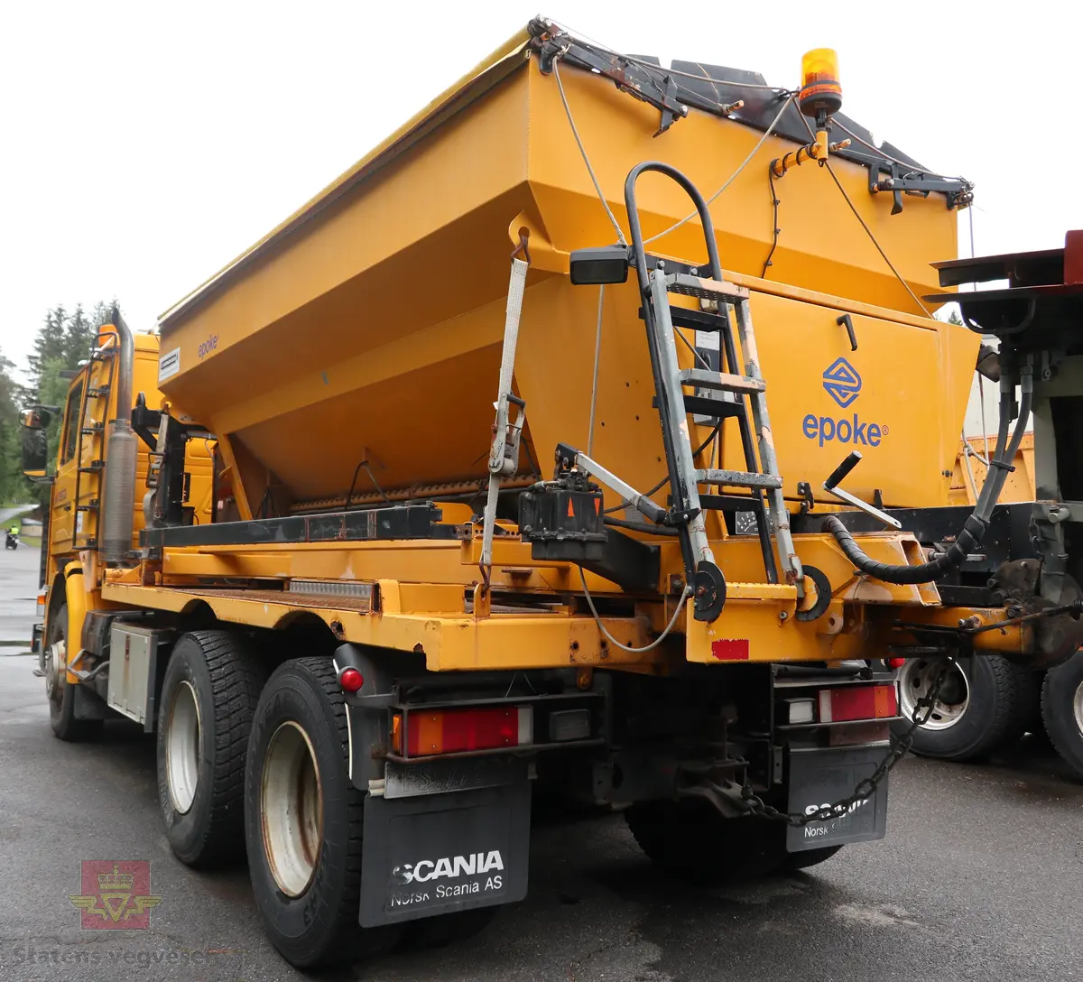 Scania R143HL tre-akslet lastebil, bygd med utstyr for salting og brøyting. Motoren er en dieseledrevet forbrenningsmotor med et slagvolum på 14000 cm3 og en ytelse på 309 KW (420 HK). Bilen er i hovedsak gul. Dekkdimensjon oppgitt i motorvognregisteret på aksel 1 er 315/80R X 22,5. og aksel 2 er 295/80R X 22,5 X 2 X 2. Antall seter er to. Merking fra bruker og produsenter.