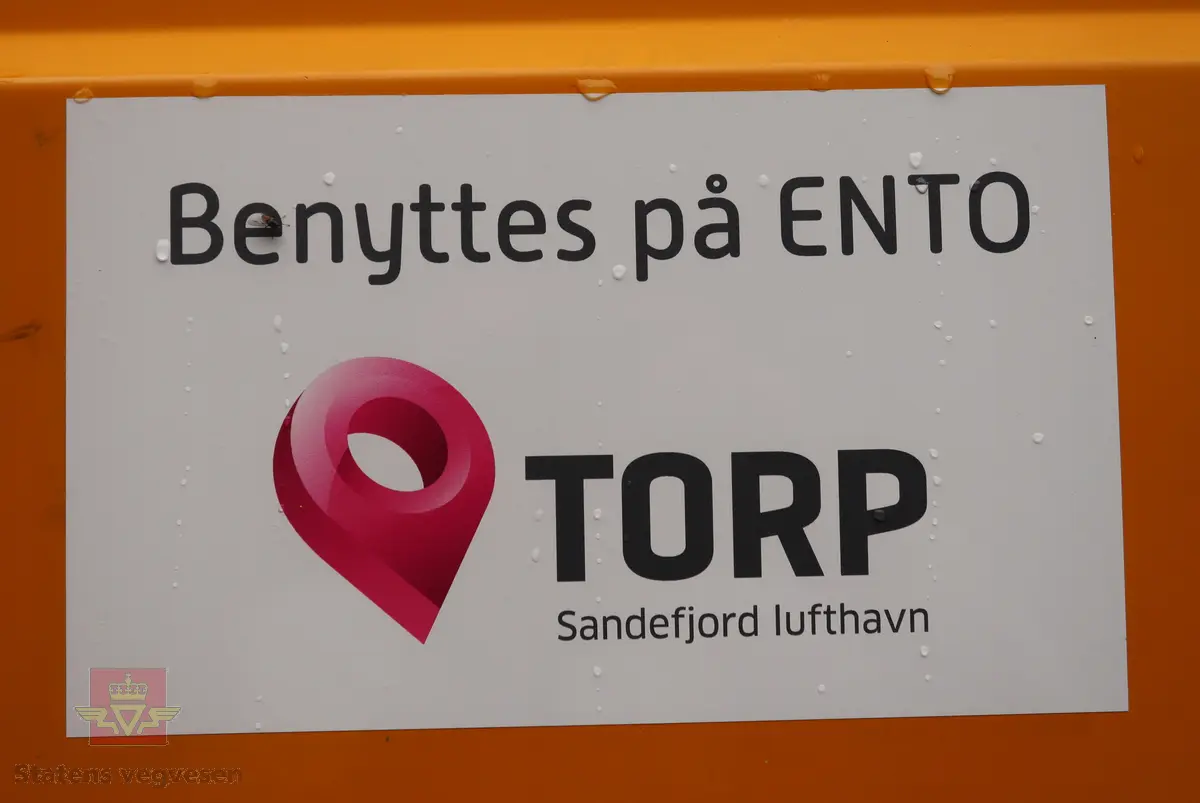 Scania R143HL tre-akslet lastebil, bygd med utstyr for salting og brøyting. Motoren er en dieseledrevet forbrenningsmotor med et slagvolum på 14000 cm3 og en ytelse på 309 KW (420 HK). Bilen er i hovedsak gul. Dekkdimensjon oppgitt i motorvognregisteret på aksel 1 er 315/80R X 22,5. og aksel 2 er 295/80R X 22,5 X 2 X 2. Antall seter er to. Merking fra bruker og produsenter.
